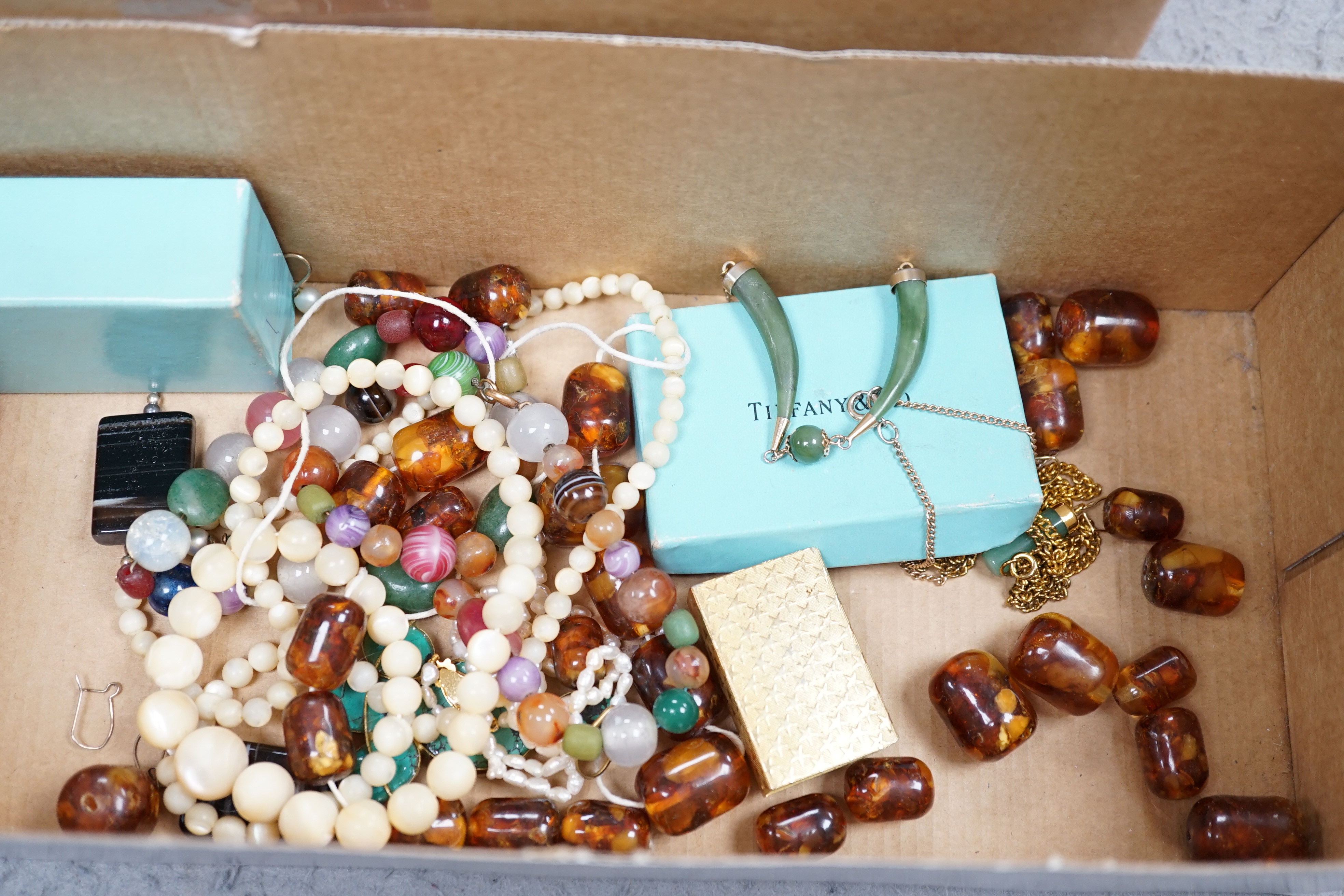 Assorted costume and other jewellery including tortoiseshell and pique drop earrings, agate necklace, etc.